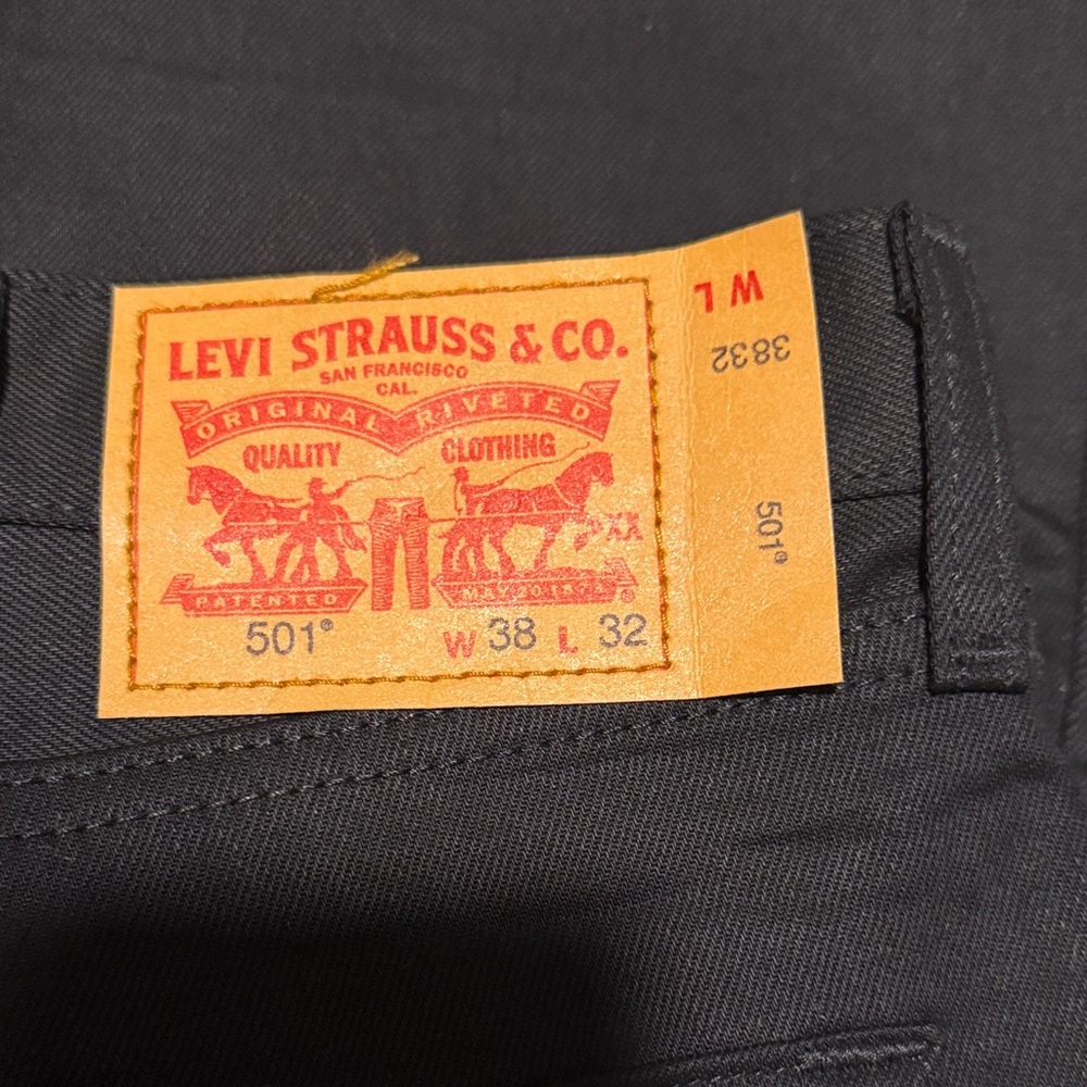 501 Levi's Men's Classic Jet Black Straight Jeans - Picture 2 of 3